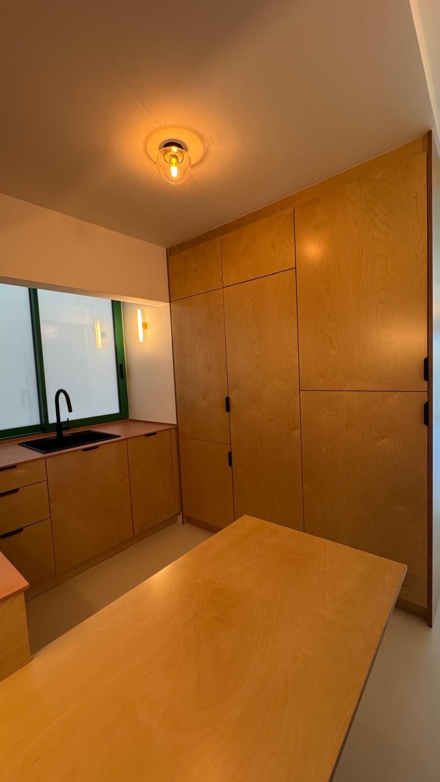 Cocina con columnas de armarios de madera hasta el techo, reforma VAGAM2000.