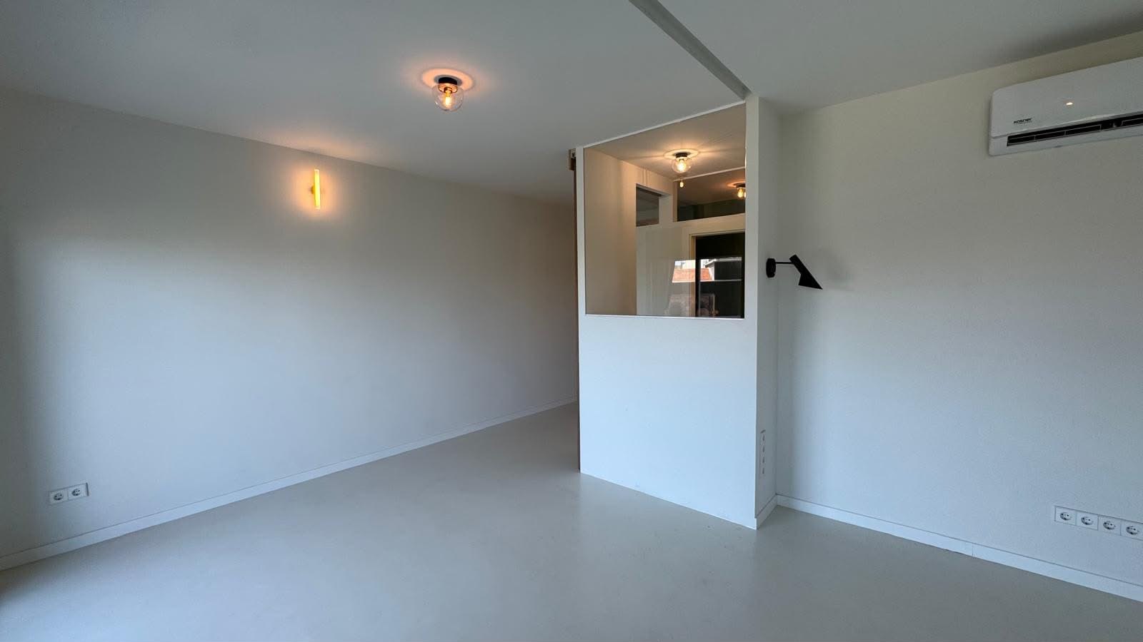 Salón con tabique acristalado y aire acondicionado, reforma VAGAM2000.
